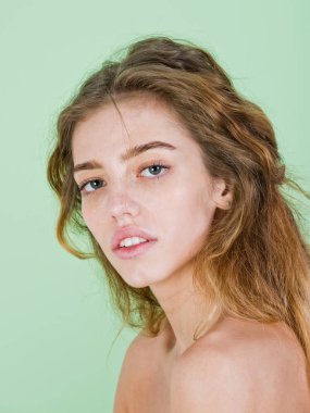 yeşil zemin üzerine uzun saçlı kadın