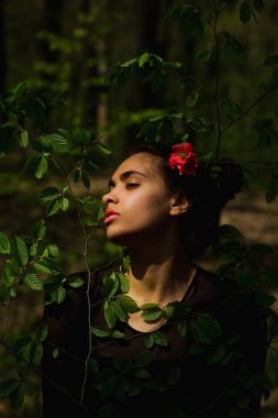 kadın çiçek ahşap esmer saç ile poz