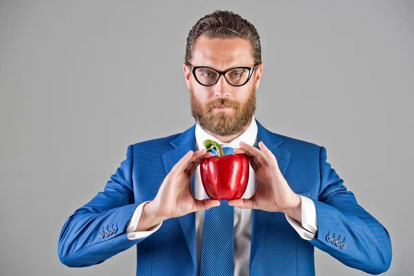 Hombre en vasos o hombre de negocios sosteniendo verdura roja, pimienta — Foto de Stock