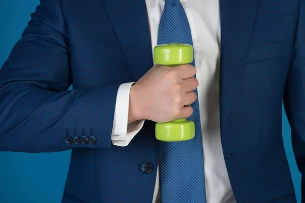 Зелений штанга в руці бізнесмена або людини в одязі — стокове фото