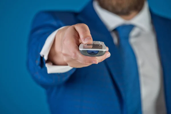 Hombre empuje el control remoto en la mano en traje formal — Foto de Stock