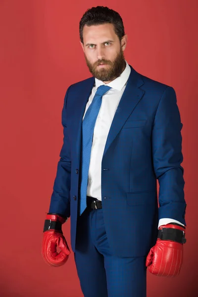 Podnikatel nebo osoba v červené Boxerské rukavice připraveni k boji — Stock fotografie
