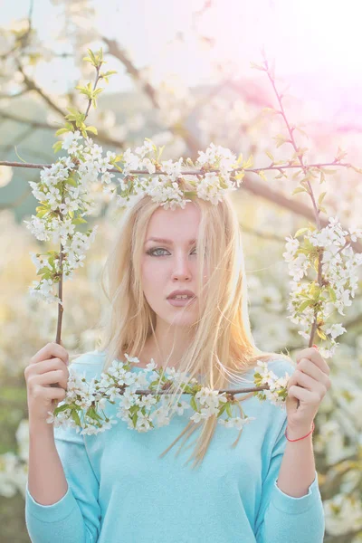 Menina segurando quadro de flores brancas, florescentes — Fotografia de Stock