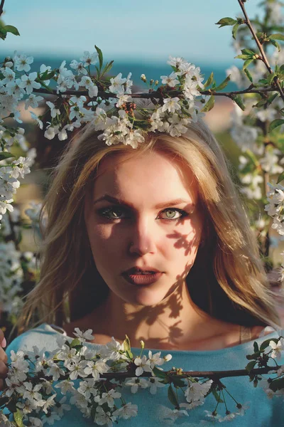 Frühling und Jugend, Mädchen mit entzückendem Gesicht in floralem Rahmen — Stockfoto
