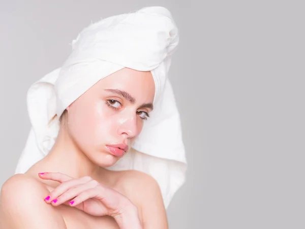 Chica con toalla de baño blanca en la cabeza —  Fotos de Stock