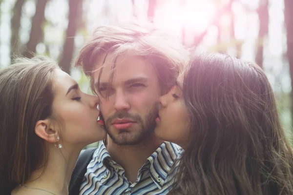 Ragazze baciare uomo barbuto — Foto Stock