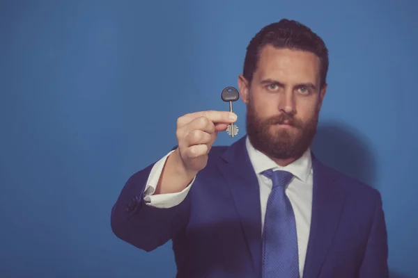 Hombre o hombre de negocios con llave en traje, depósito y crédito — Foto de Stock