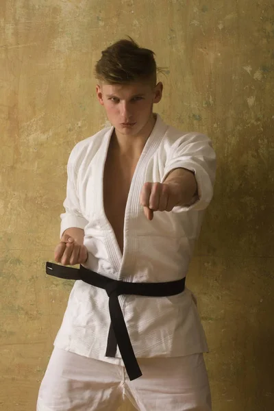 Erős illeszkedik sportoló fehér kimonó fekete öv — Stock Fotó