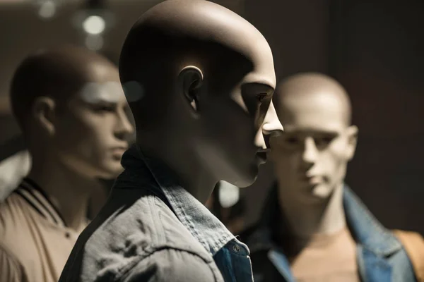 Maniquí personas, hombre de la moda sobre fondo negro, negocios y marketing — Foto de Stock