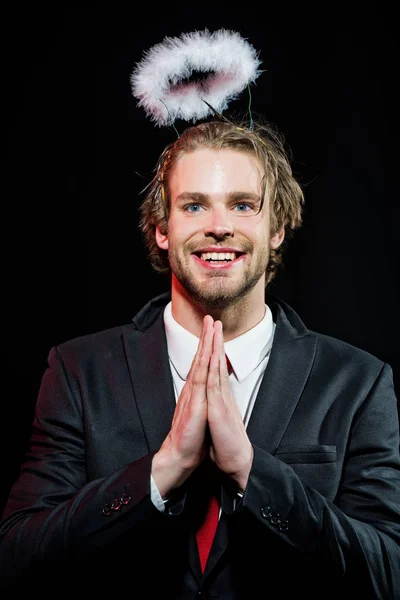 Gelukkig man met witte veer halo boven het hoofd — Stockfoto