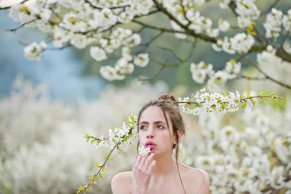 Mädchen mit weißen, blühenden Blumen im Mund und im Haar — Stockfoto