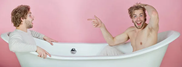 双男人与快乐着脸坐在白色的浴缸 — 图库照片