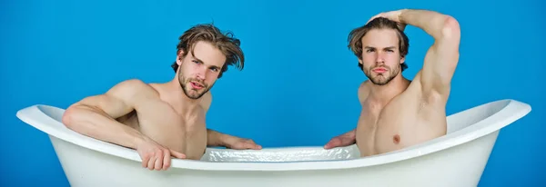 게이 남자 알몸 몸통 흰색 욕조에 앉아 — 스톡 사진