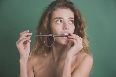 Metalize çivi ile sağlıklı beyaz dişleri ısırma kız