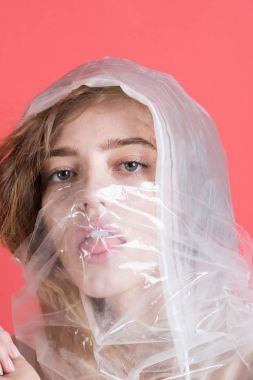 moda ve Eko, plastik yağmurluk ve çanta giyen kız