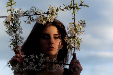 gökyüzü bir çiçekli bahar çerçeve güzel genç kadın