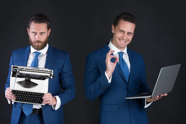 Hombre con máquina de escribir y portátil, tecnología o arquismo — Foto de Stock