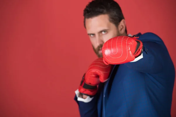 Homem de negócios ou pessoa em luvas de boxe vermelho perfuração — Fotografia de Stock