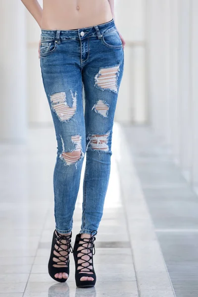 Mädchen in Jeans auf Beinen einer jungen Frau in modischen Schuhen — Stockfoto