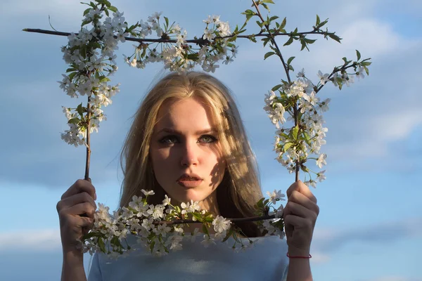 Vrouw met schattig gezicht in floral frame — Stockfoto