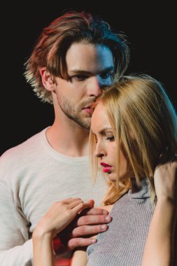 aile adamı siyah arka plan üzerine kadının elini tut