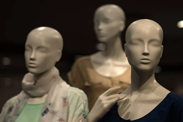 Manichino moda vestito in tessuto alla moda in vetrina negozio — Foto Stock