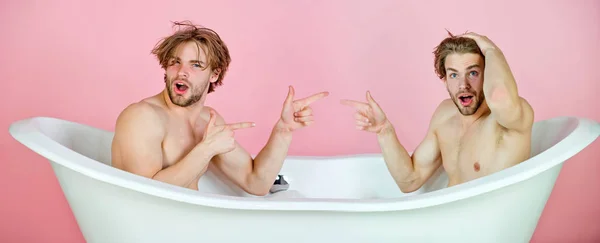 Uomini, gemelli sorpresi puntando il dito contro l'altro nel bagno — Foto Stock