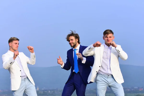 Gente de hombre joven, hombre de negocios, chicos bailando en el cielo azul —  Fotos de Stock