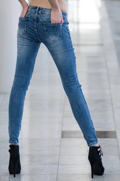 Mujer o niña de moda en jeans y zapatos azules —  Fotos de Stock