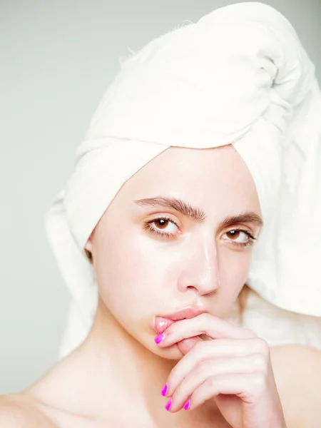 Kvinna med vit handduk, ung vacker flicka eller modell — Stockfoto