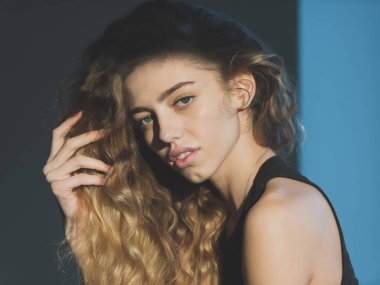 doğal sarışın, uzun, dalgalı, sağlıklı saçlı kız