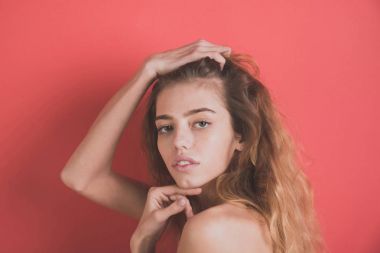 doğal sarışın, uzun, yumuşak, dalgalı saç poz kız