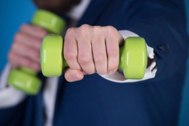 adam ya da yeşil barbell ile işadamı kıyafetle eller