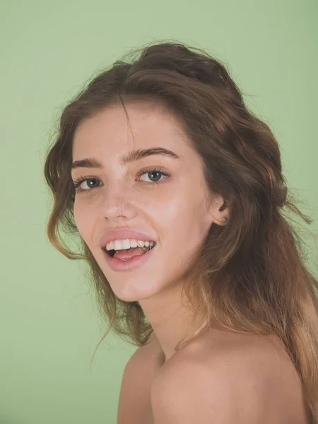 Flickan ler med långt hår — Stockfoto