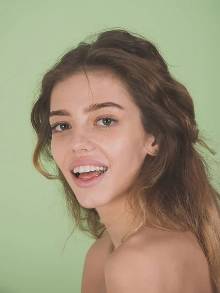 Chica sonriendo con el pelo largo — Foto de Stock