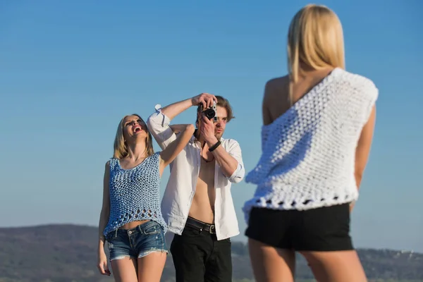 Happy vrienden fotograferen op zomervakantie — Stockfoto