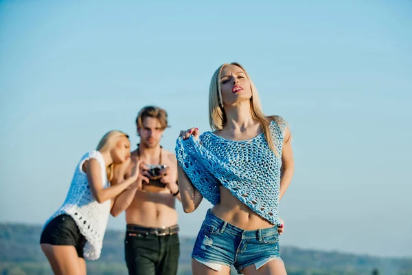 Amigos fotografiando en vacaciones de verano —  Fotos de Stock