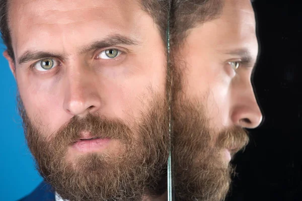 Visage d'homme barbu hipster grave, homme d'affaires réfléchissant dans le miroir — Photo