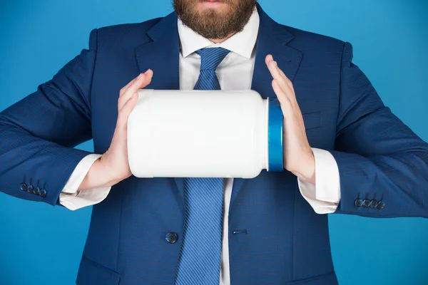 Hombre sosteniendo tarro de ahorro o nutrición deportiva — Foto de Stock