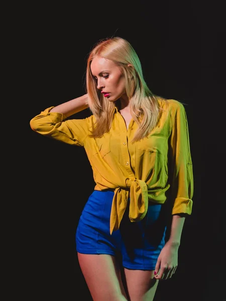 Dziewczyna z czerwonymi ustami i blond włosy w studio — Zdjęcie stockowe