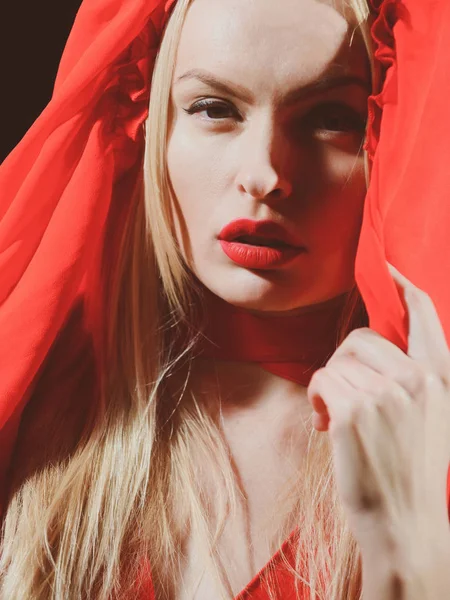 패션 모델, 붉은 입술을 가진 여자, 금발 머리 드레스 — 스톡 사진
