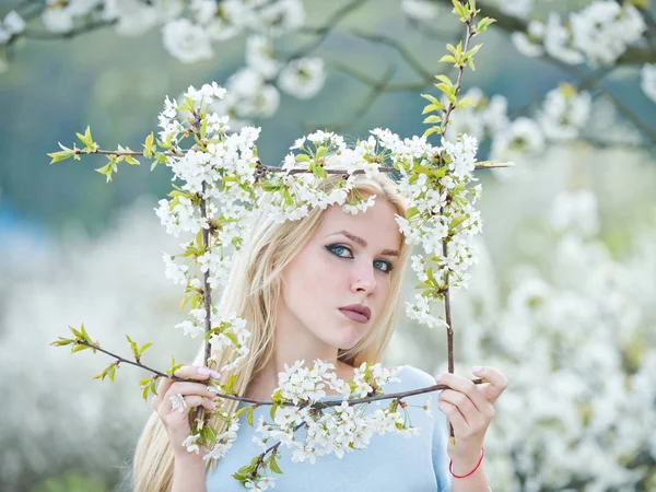 Voorjaar bloem in cherry tuin met mooi jong meisje — Stockfoto