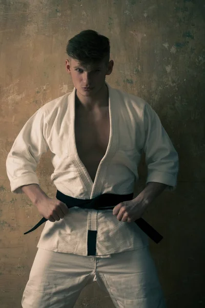 Kaukázusi karate ember fehér kimonó — Stock Fotó