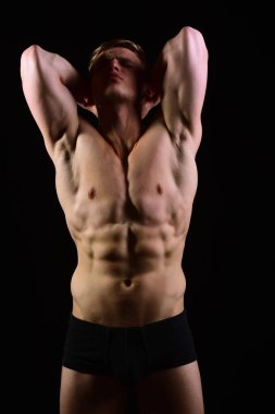 kaslı adam çıplak gövde, iç çamaşırı altı paketi ile