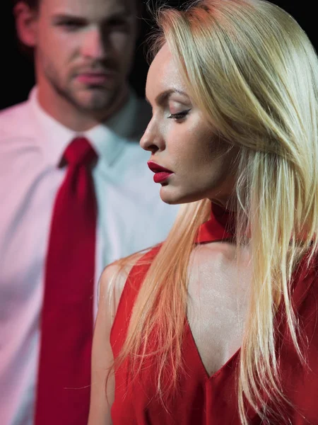 Para zakochanych blond kobieta w czerwonym i człowiek — Zdjęcie stockowe