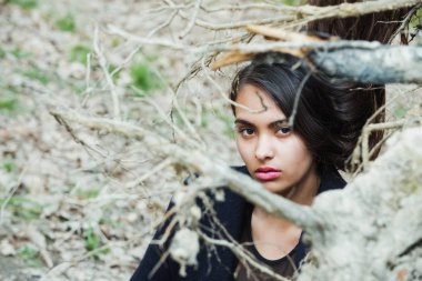 Sevimli kız çıplak ağaç dallarında gizleme