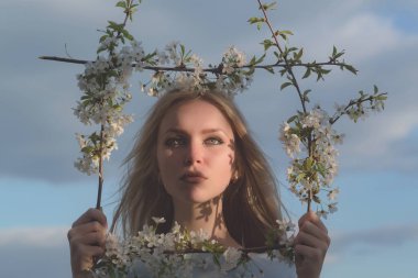 çerçeve çiçek güzel yüzle poz kız