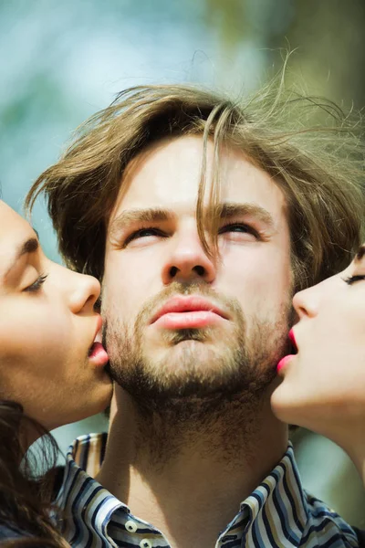 La gente, el hombre recibiendo un beso por dos chicas adorables — Foto de Stock