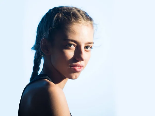 Adorable chica con ojos verdes y trenzas —  Fotos de Stock