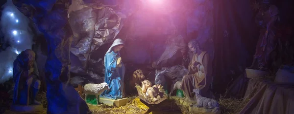 Cena do presépio com figuras de Jesus, Maria, José, ovelhas, magos — Fotografia de Stock